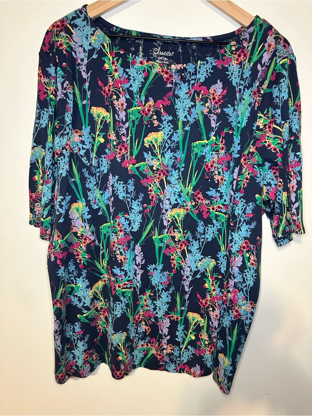 Chico’s  floral Boat Neck Short Sleeve Top SZ 4 Button Sleeves Pullover Multi